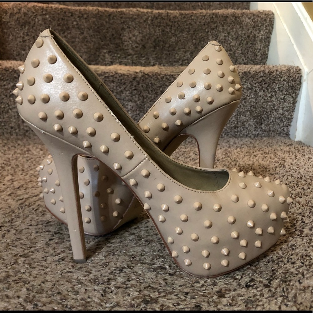 Nude spiked pumps